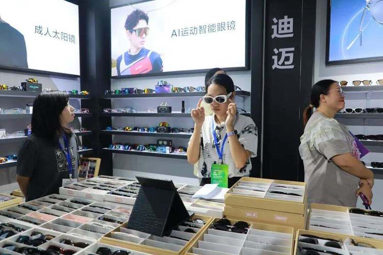 2亿元!300余家眼镜企业吸引全球客商目光 眼镜销售迎来全球热潮
